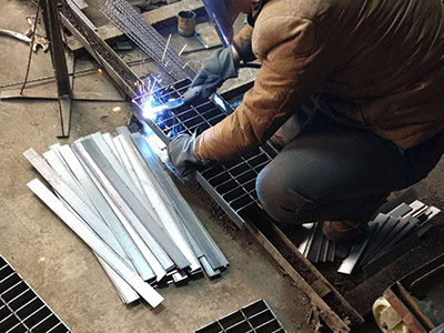 鍍鋅鋼格板車(chē)間