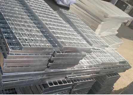 鋼格柵表面出現(xiàn)沉淀、裂紋是什么原因?